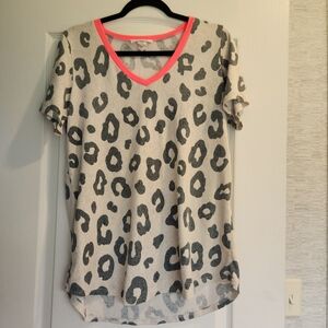 Lovely J Chic Leopard Print V-Neck Blouse with Pink Trim Size L Euc